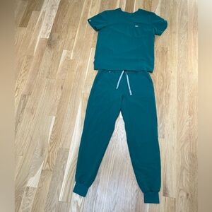 Figs scrub set. Men’s small. OG Hunter green. Tansen jogger pants and Leon top.